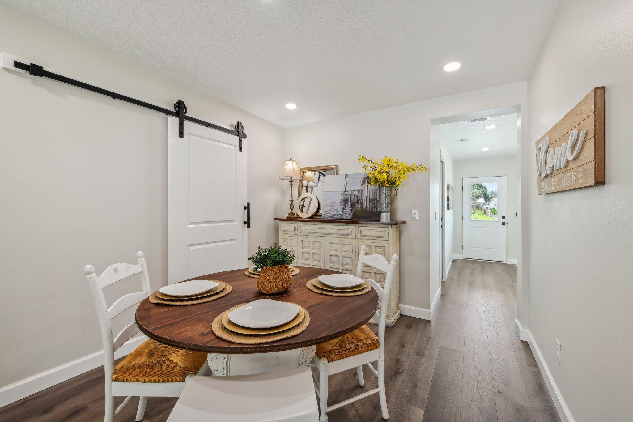 581 Hillside Court Melbourne, FL 32935 - Photo 11 of 46 Dining area