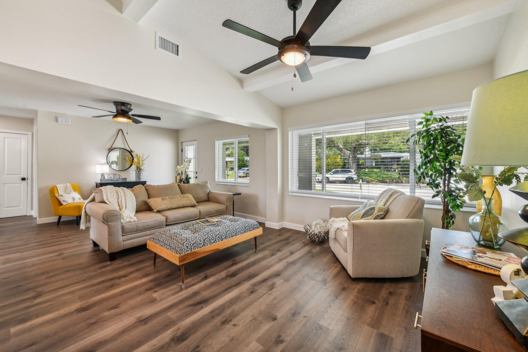 581 Hillside Court Melbourne, FL 32935 - Photo 8 of 46 Living room