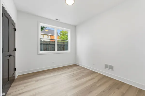 $2,950 | 3902 South Lake Park Avenue, Unit 1, Chicago, IL 60653