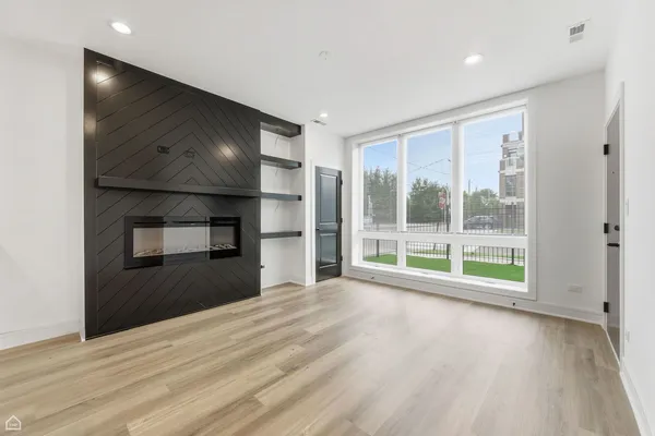 $2,950 | 3902 South Lake Park Avenue, Unit 1, Chicago, IL 60653