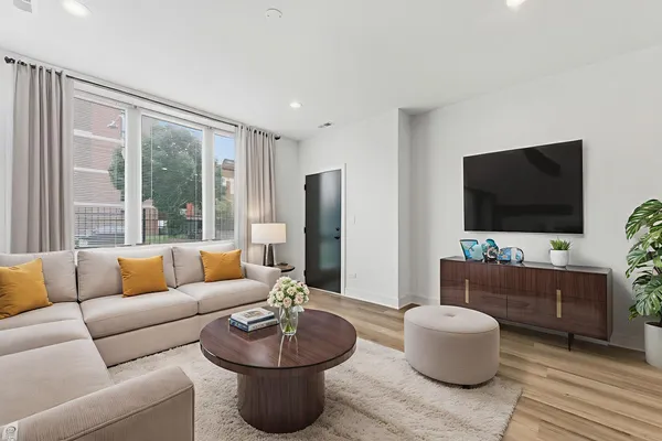 $2,950 | 3902 South Lake Park Avenue, Unit 1, Chicago, IL 60653