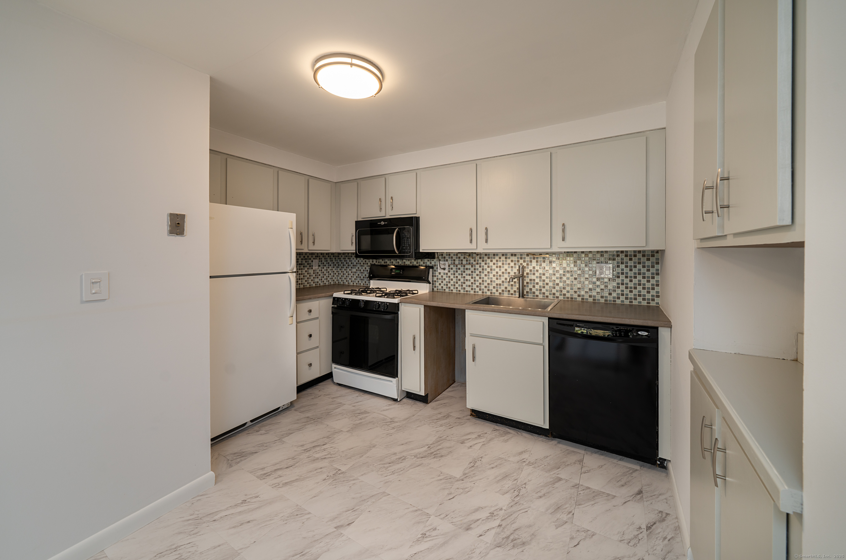 323 Walden Green Road, Unit 323 Branford, CT 06405 - Photo 4 of 21