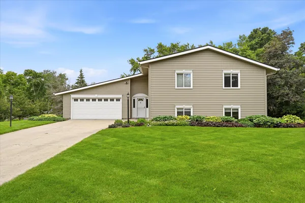 $470,000 | 1484 Crest Drive, Chaska, MN 55318
