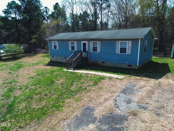 a view of a house with backyard