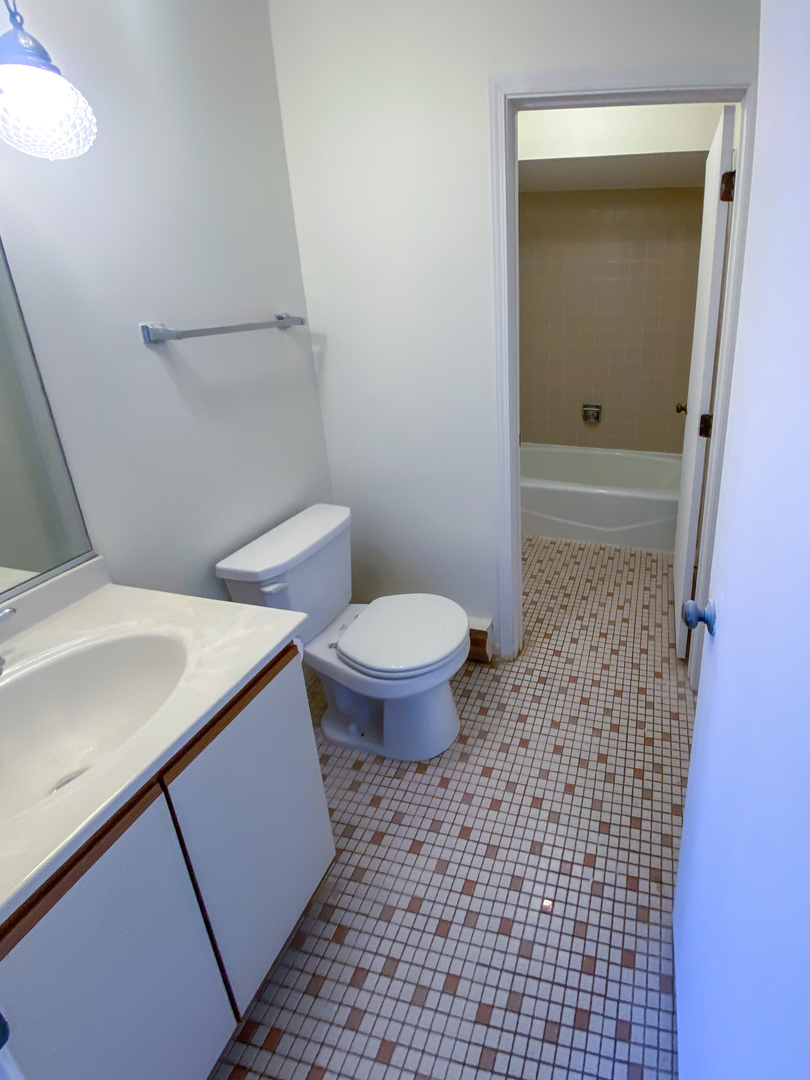 661 Briar Hill Lane, Unit 5 Addison, IL 60101 - Photo 9 of 15 a bathroom with a toilet and a shower