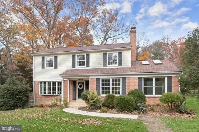 a black and white photo of a living room