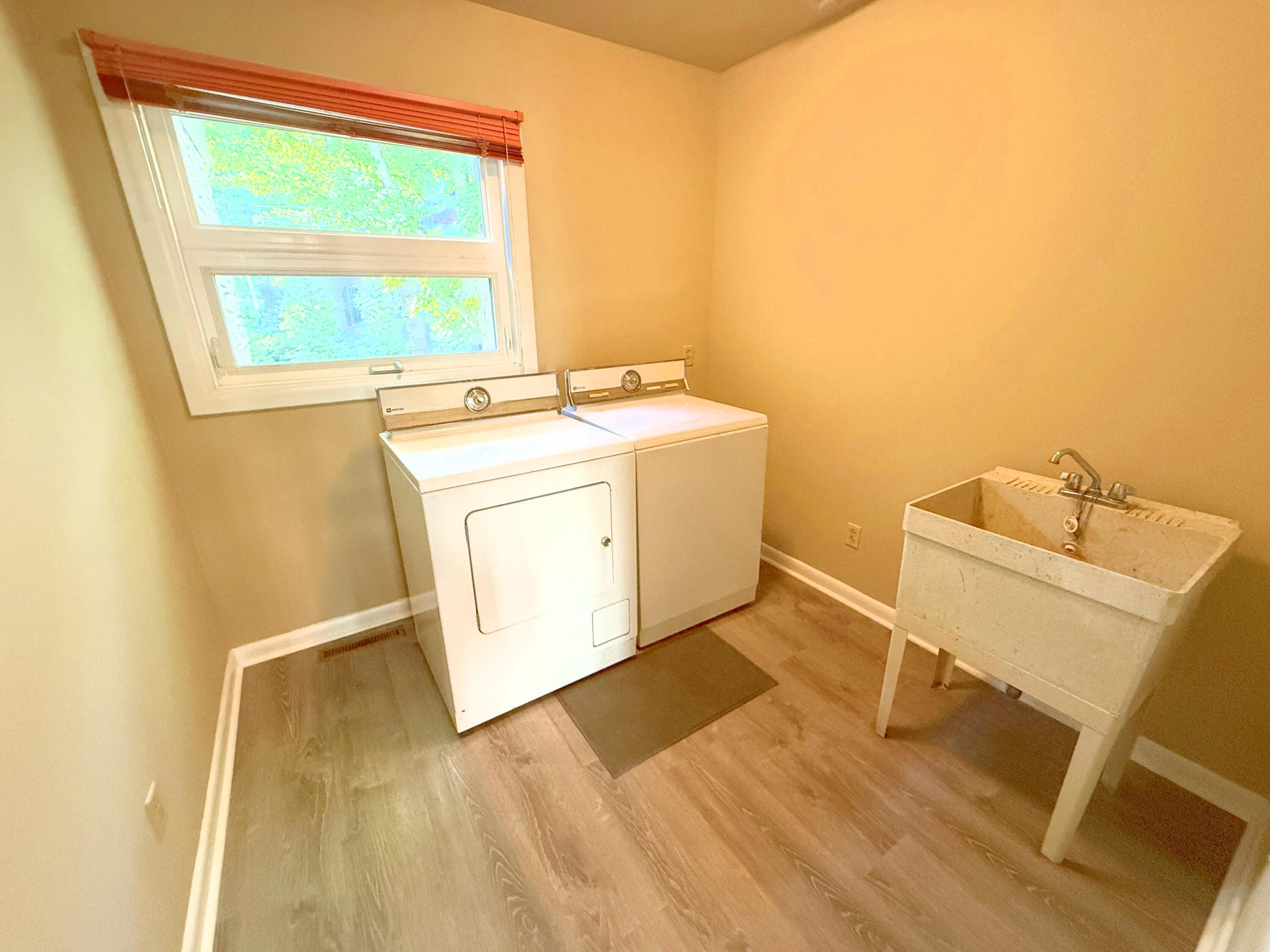 2049 Lakeside Drive Lexington, KY 40502 - Photo 20 of 63 1st Floor Laundry Room with Deep Sink