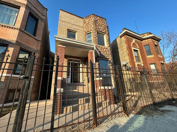 $1,985 | 2902 West Diversey Avenue, Unit L, Chicago, IL 60647