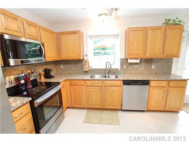 814 Clearbrook Road Matthews, NC 28105 - Photo 5 of 16 Gallery Image 5