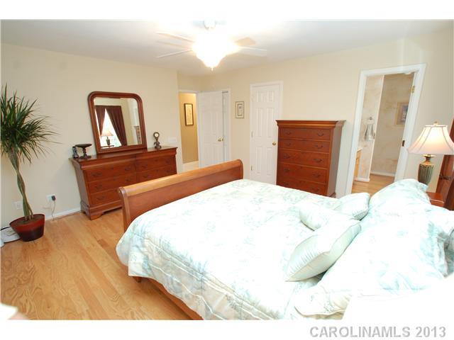 814 Clearbrook Road Matthews, NC 28105 - Photo 8 of 16 Gallery Image 8