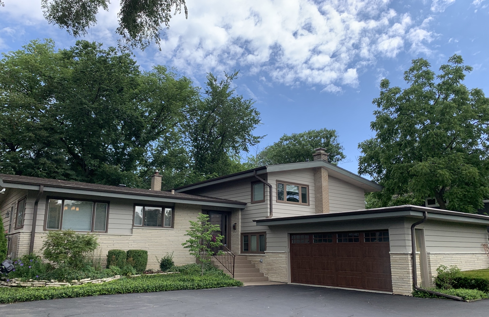 557 Dundee Road Glencoe, IL 60022 - Photo 1 of 1 a front view of a house with garden
