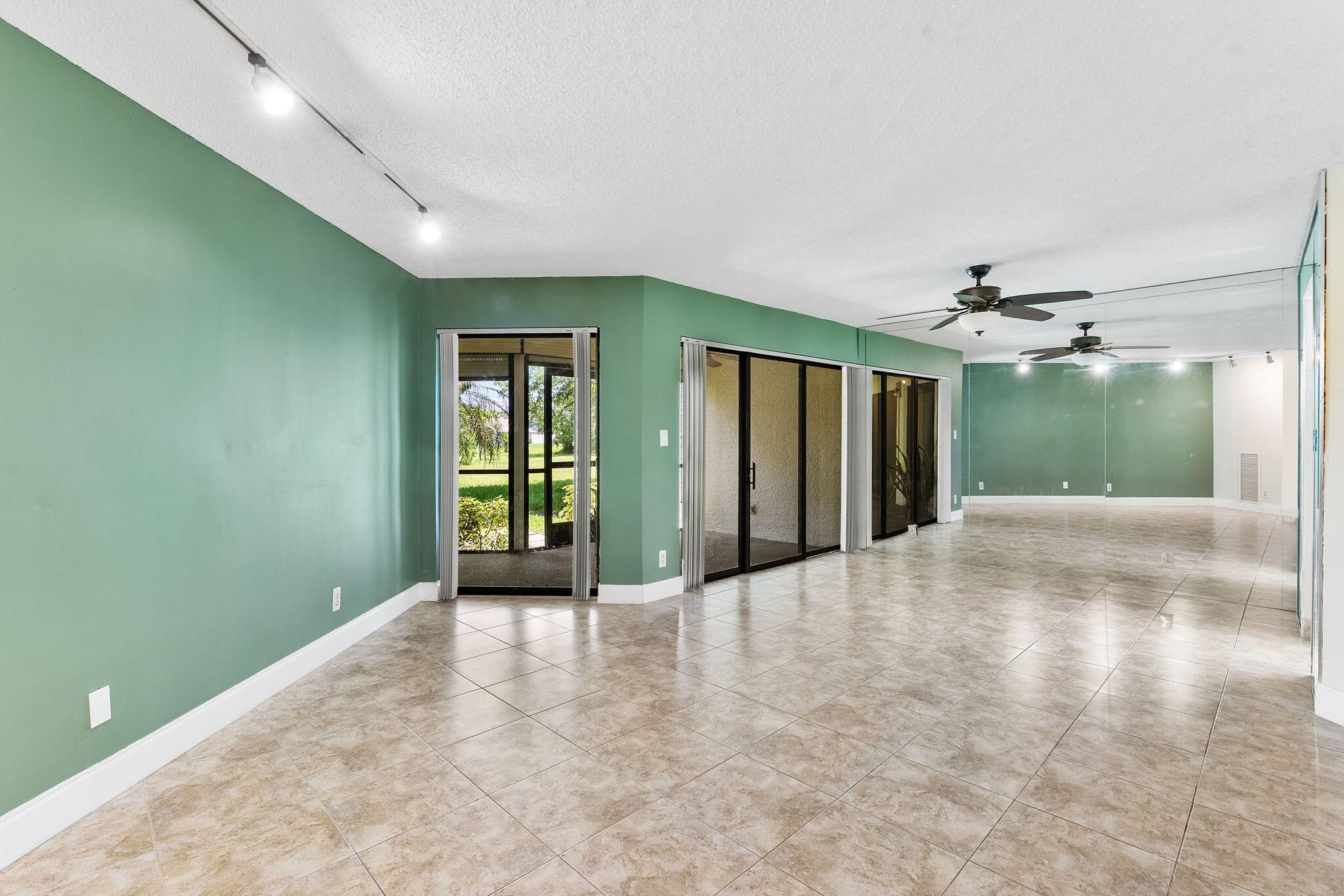 5800 Camino Del Sol, Unit 102 Boca Raton, FL 33433 - Photo 9 of 33 living room