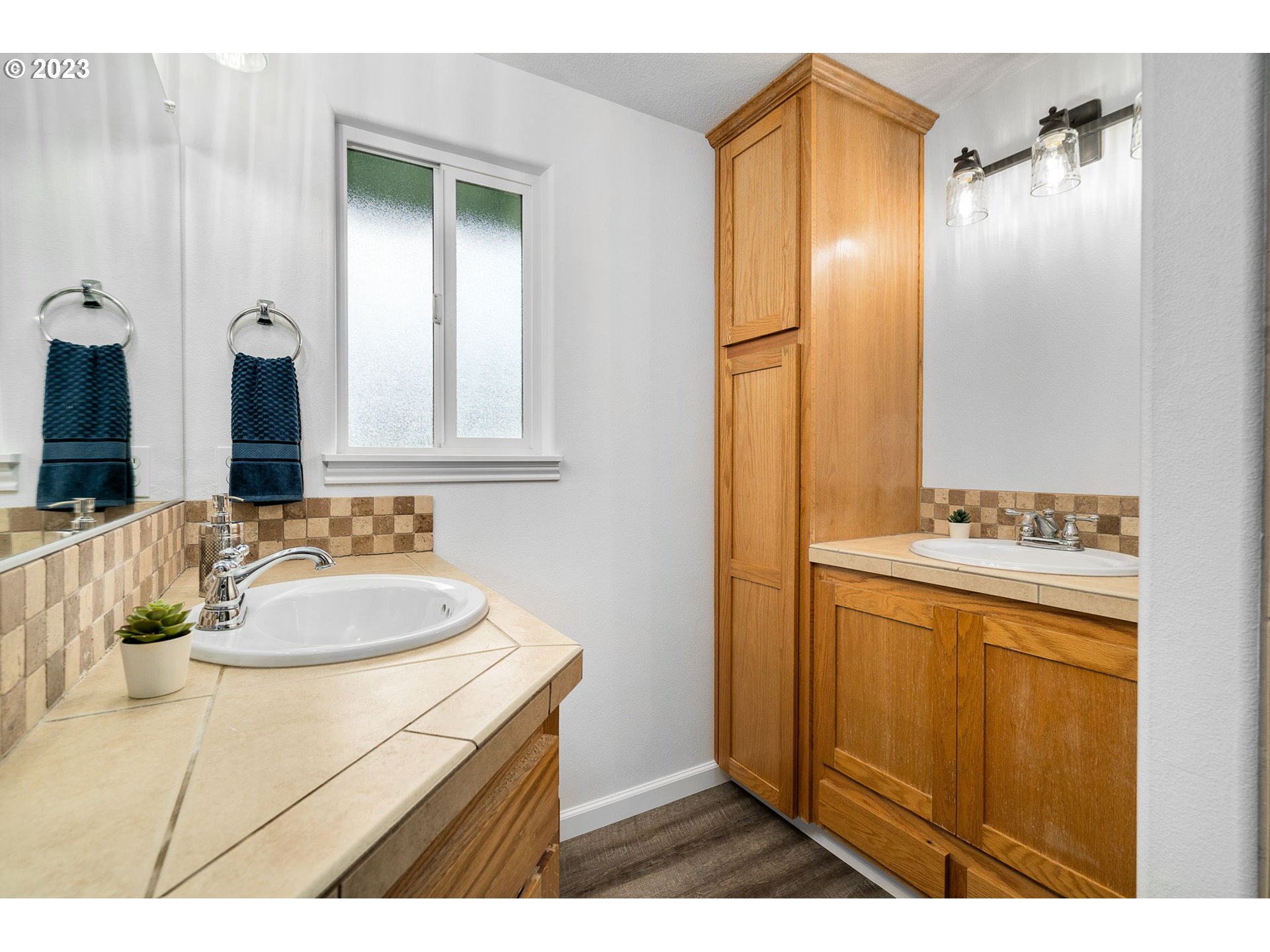 21055 South Ferguson Road Oregon City, OR 97045 - Photo 20 of 46 a bathroom with a sink and a mirror