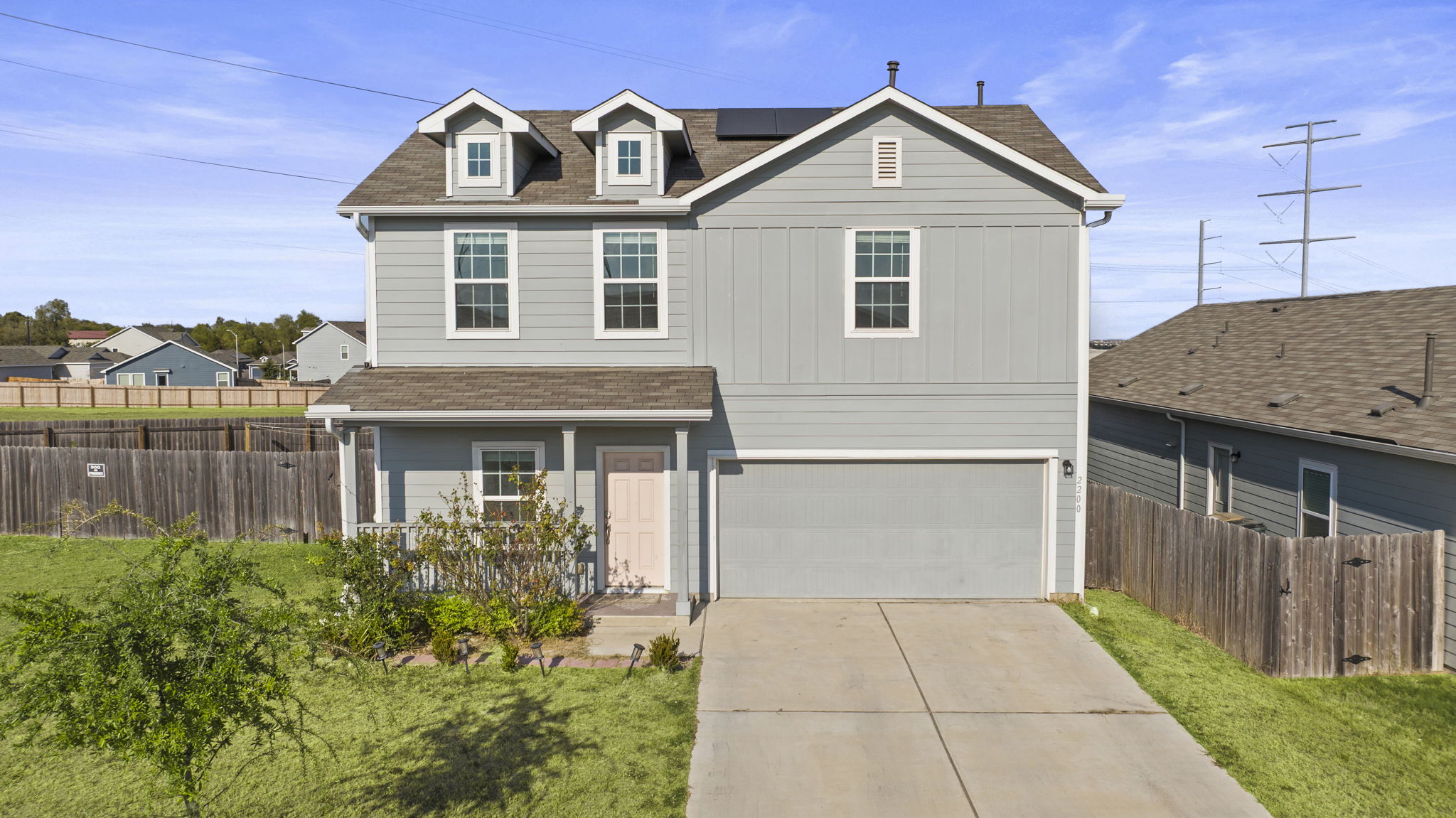 a view of backyard of the house