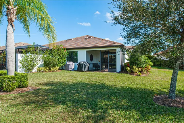 a view of a house with backyard and garden