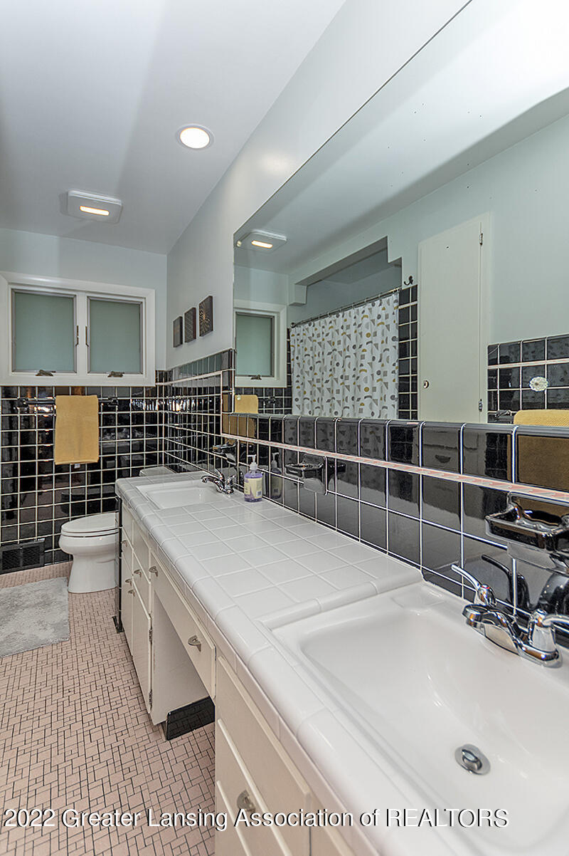 2807 South Cambridge Road Lansing, MI 48911 - Photo 17 of 28 Full Bathroom
