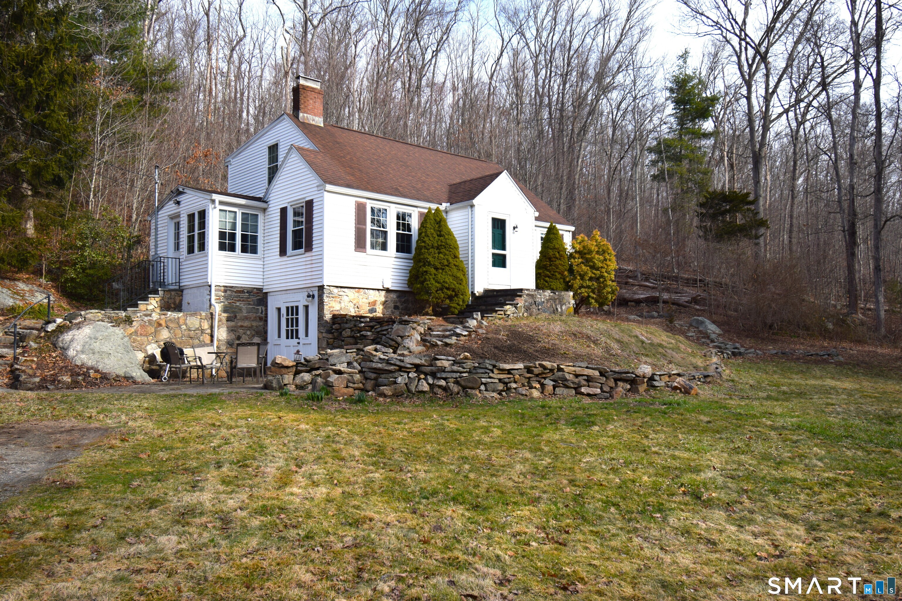 a view of a house with a yard