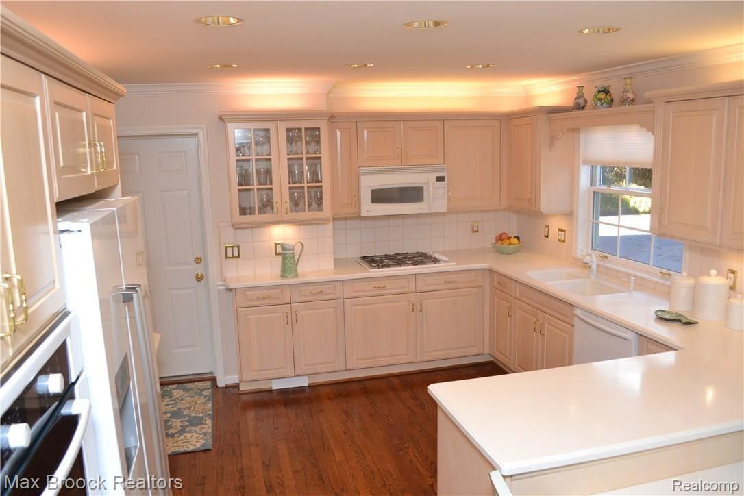 2640 Amberly Road Bloomfield Hills, MI 48301 - Photo 15 of 29 10.JPG