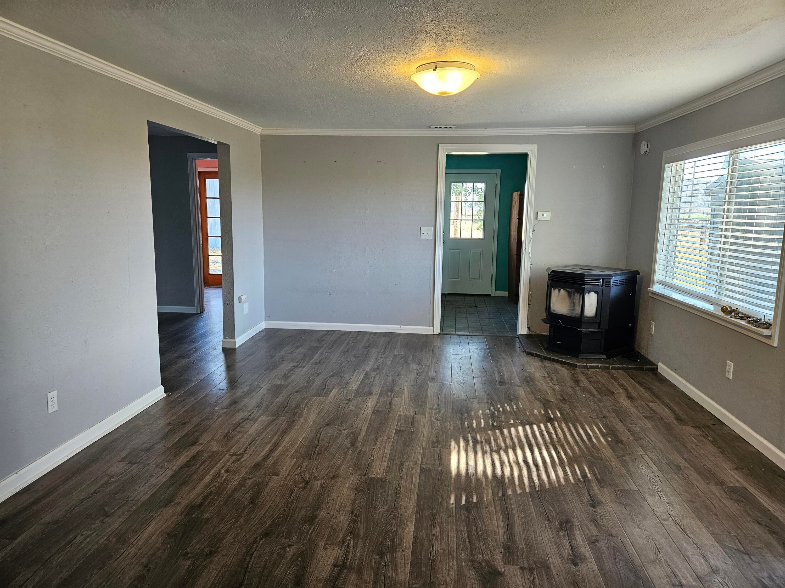 7770 Elliott Road Klamath Falls, OR 97603 - Photo 9 of 25 Living room