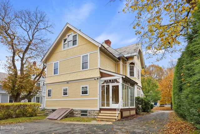 a view of a house with a yard