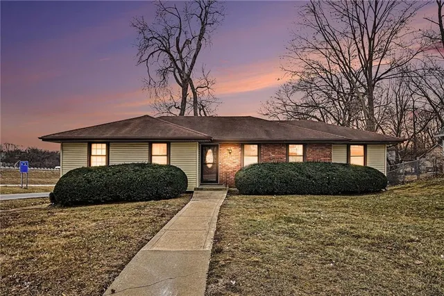 $284,900 | 829 Northwest 69th Street, Kansas City, MO 64118