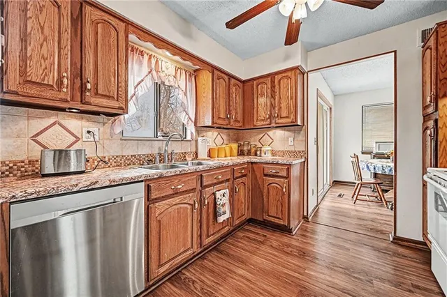 $284,900 | 829 Northwest 69th Street, Kansas City, MO 64118