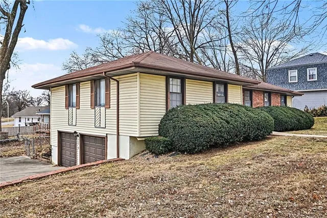 $284,900 | 829 Northwest 69th Street, Kansas City, MO 64118