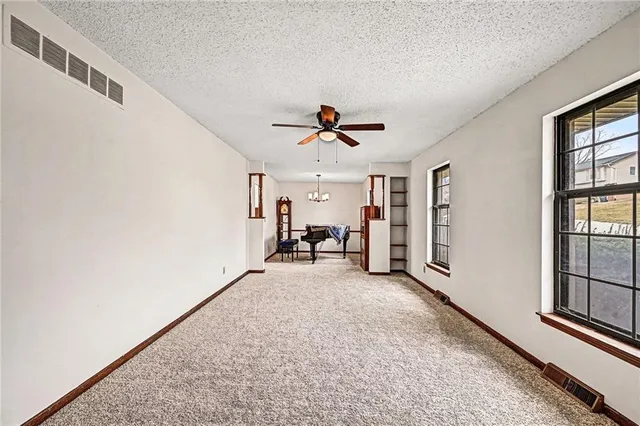 $284,900 | 829 Northwest 69th Street, Kansas City, MO 64118