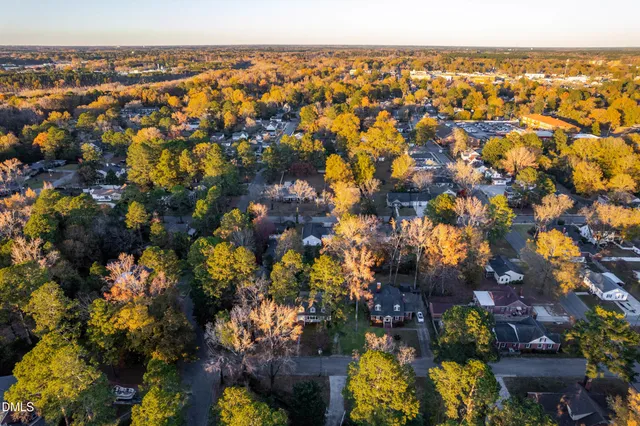 a black and white photo of a living room