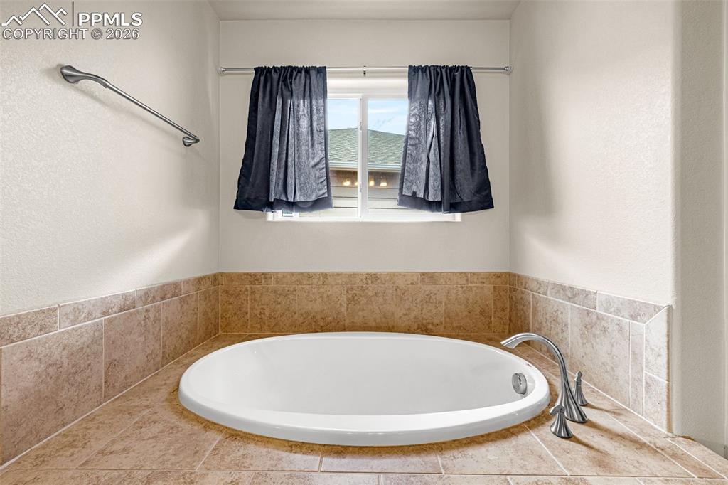9074 Vanderwood Road Colorado Springs, CO 80908 - Photo 27 of 36 Large Primary Tub