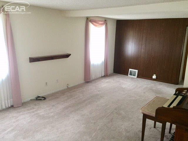 2049 Dutcher Road Flint, MI 48532 - Photo 4 of 23 21398290-3.JPG