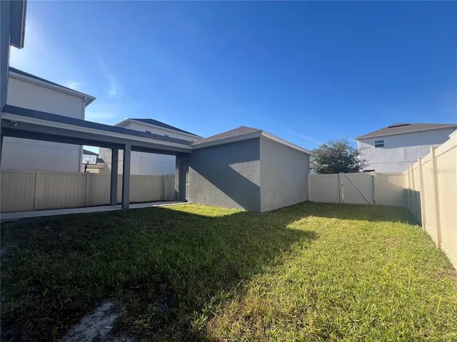 a view of a backyard