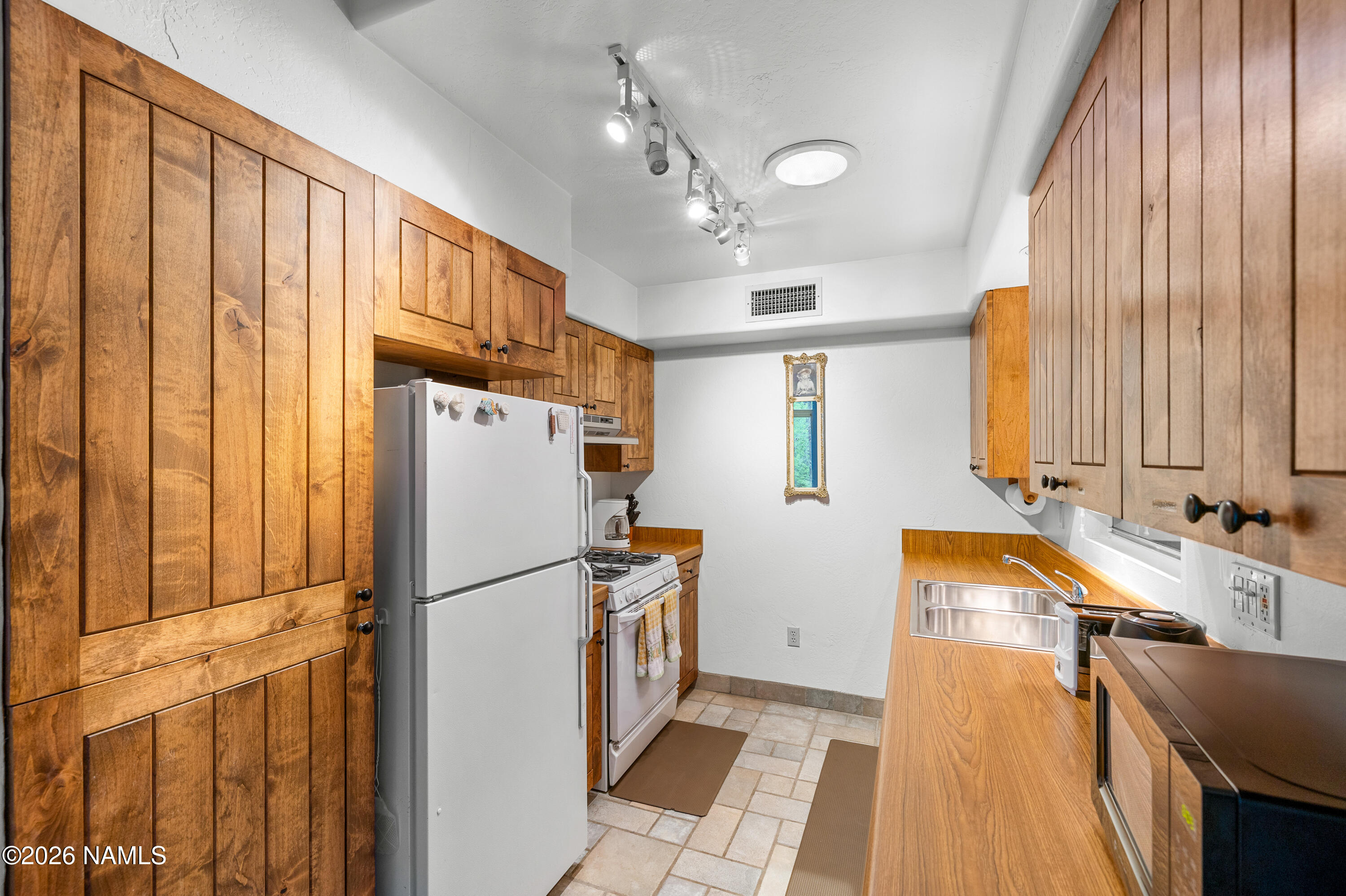 9607 North State Rte 89A Sedona, AZ 86336 - Photo 15 of 39 Kitchen