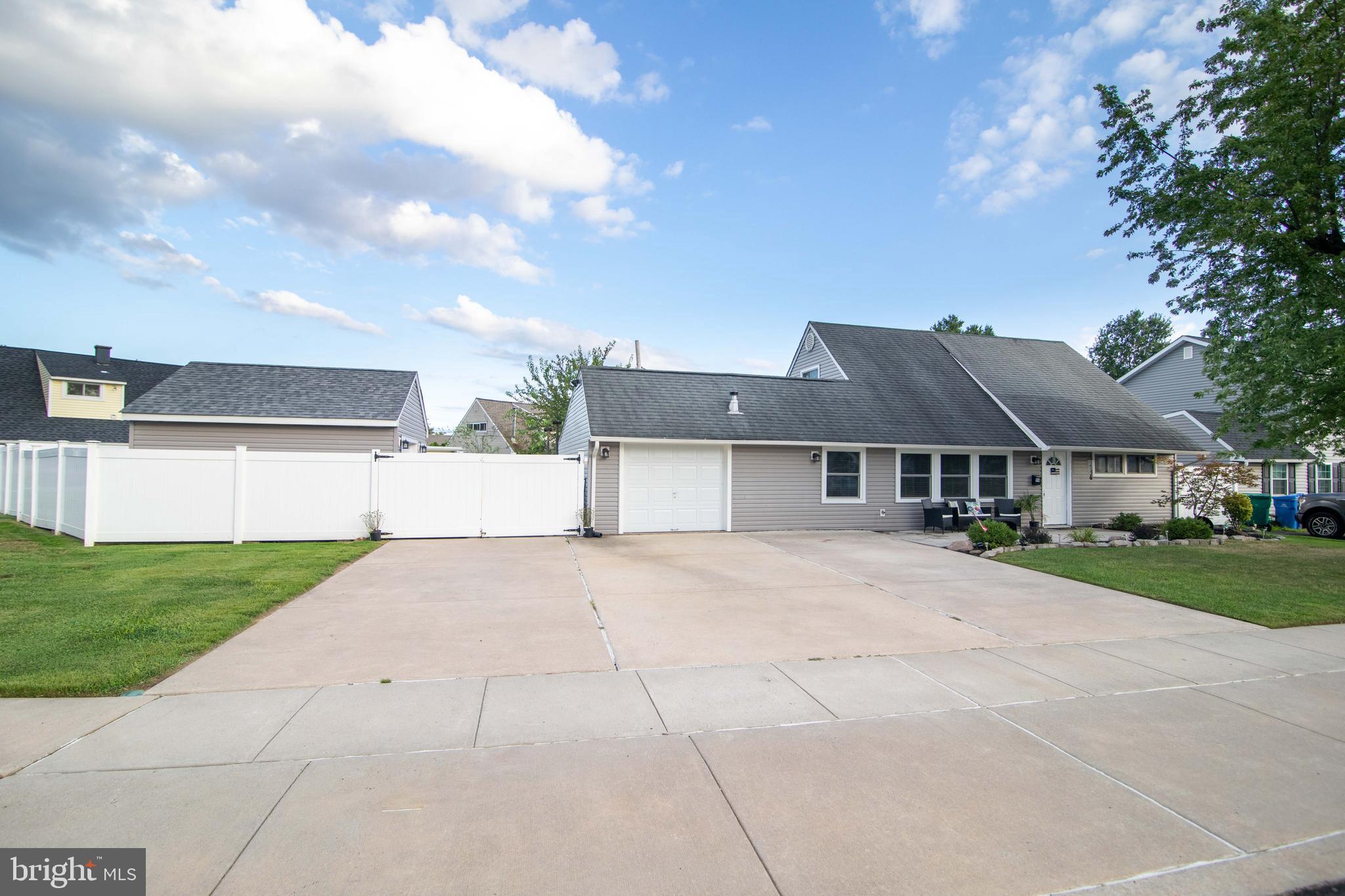 94 Indian Red Road Levittown, PA 19057 - Photo 3 of 42 Gallery Image 3