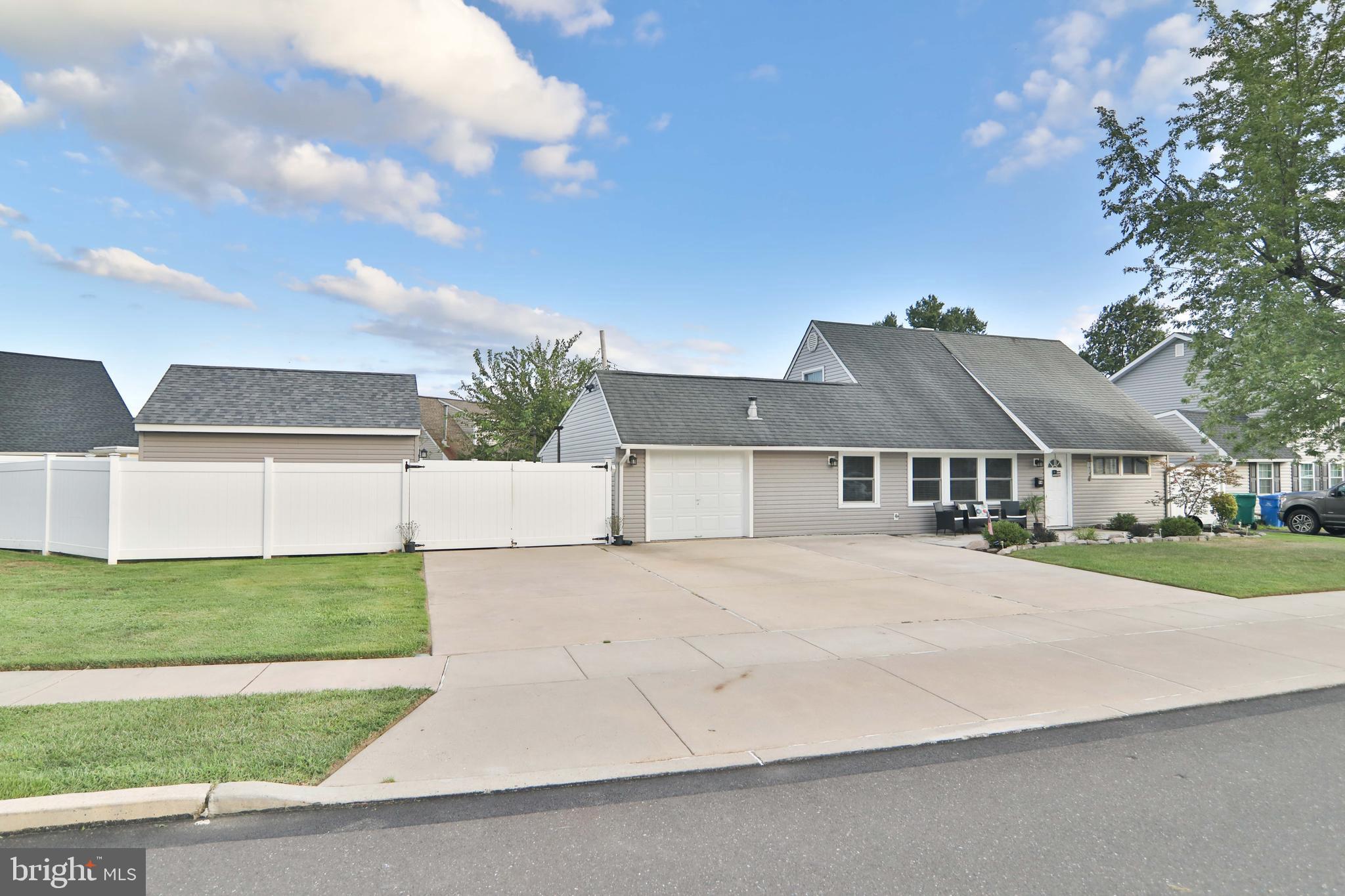 94 Indian Red Road Levittown, PA 19057 - Photo 4 of 42 Gallery Image 4