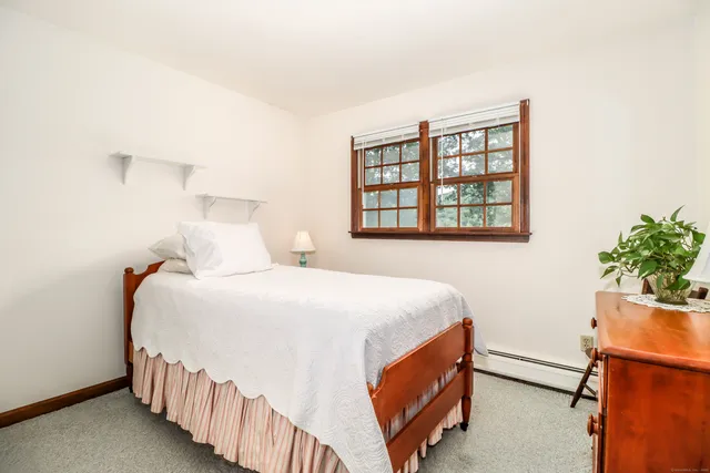 a view of a house with backyard and garden