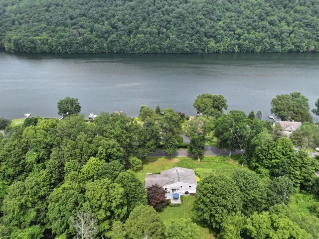 $689,000 | 21 Lillinonah Drive, Brookfield, CT 06804