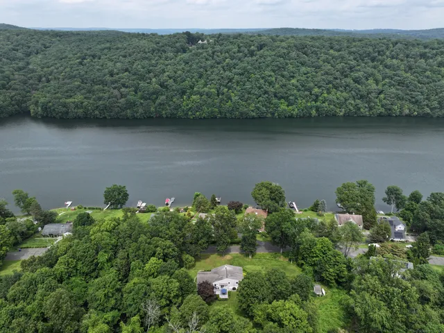 $689,000 | 21 Lillinonah Drive, Brookfield, CT 06804