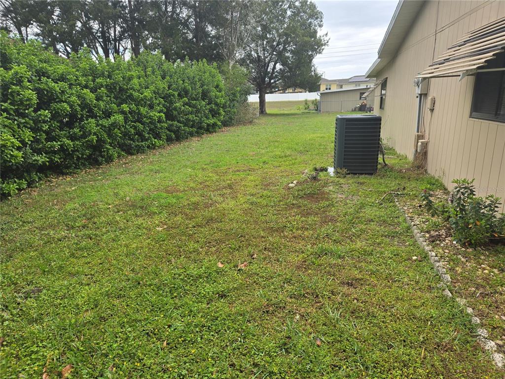 10040 Southwest 98th Avenue Ocala, FL 34481 - Photo 7 of 28 a backyard of a house with lots of green space