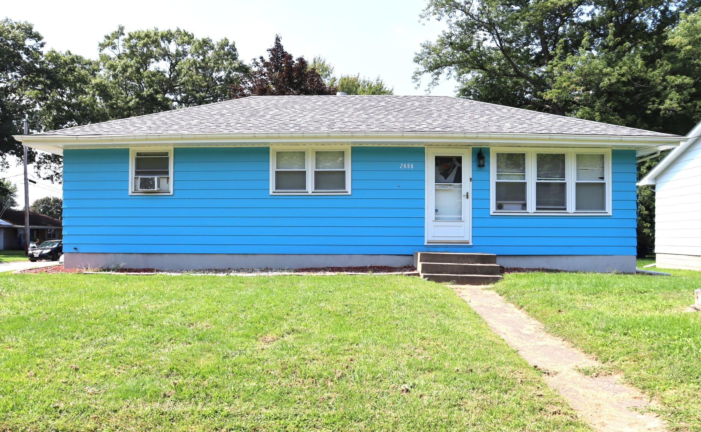 a view of a house with a yard