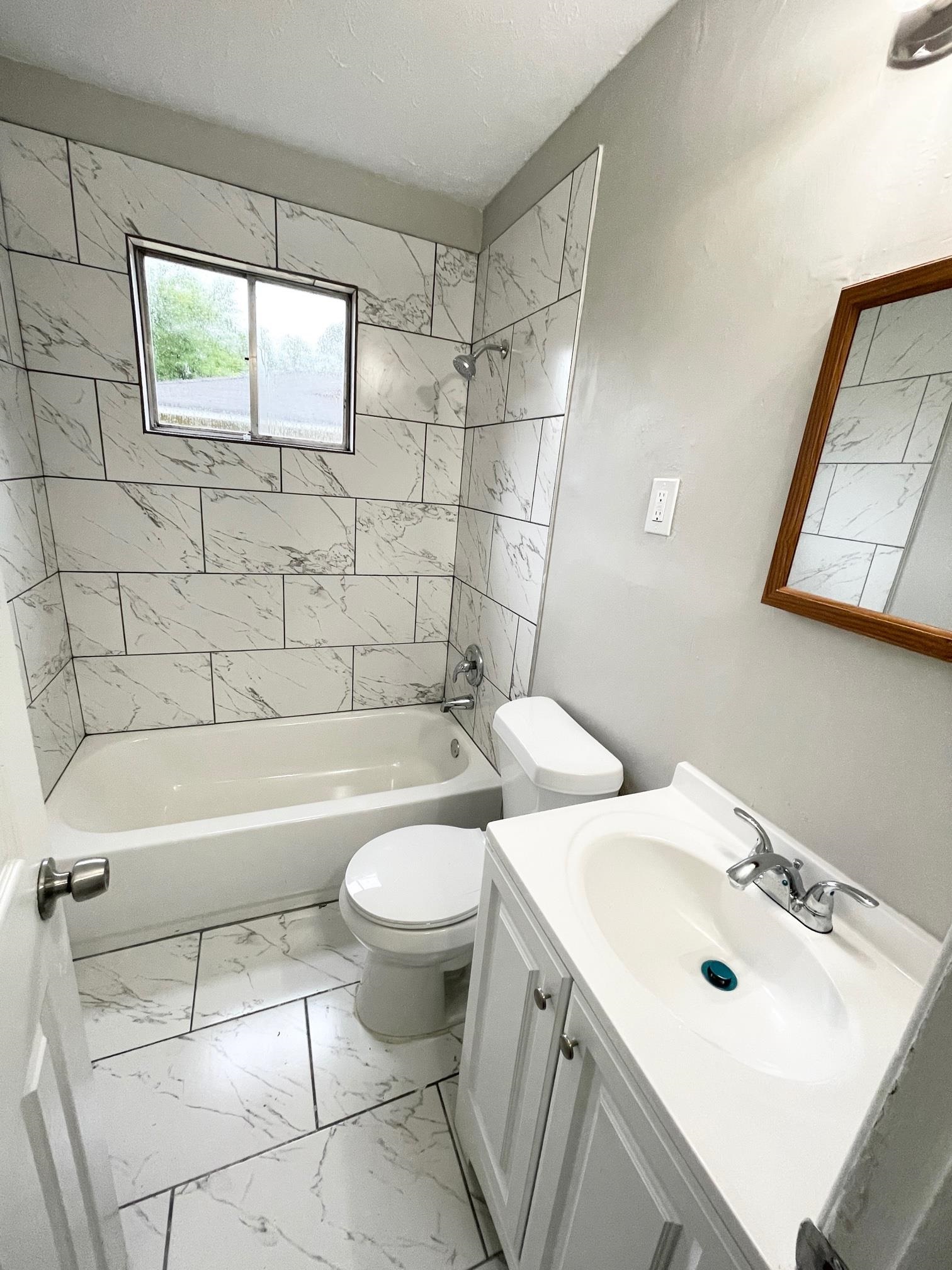2952 Randy Lane Memphis, TN 38118 - Photo 8 of 11 a bathroom with a sink mirror toilet and bathtub