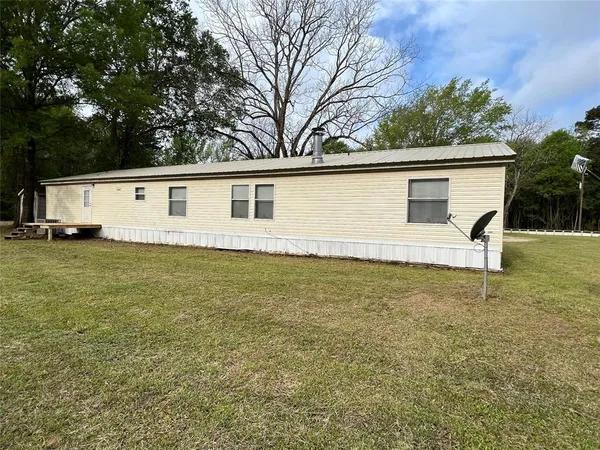 a view of a yard with a house