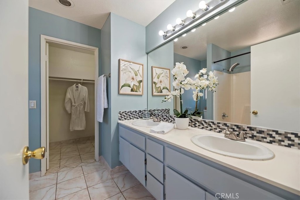 39557 Warbler Drive Temecula, CA 92591 - Photo 20 of 30 Primary bathroom w/hollywood lighting, backsplash & large walk-in closet!