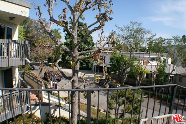 $5,995 | 8587 1/2 Rugby Drive, West Hollywood, CA 90069