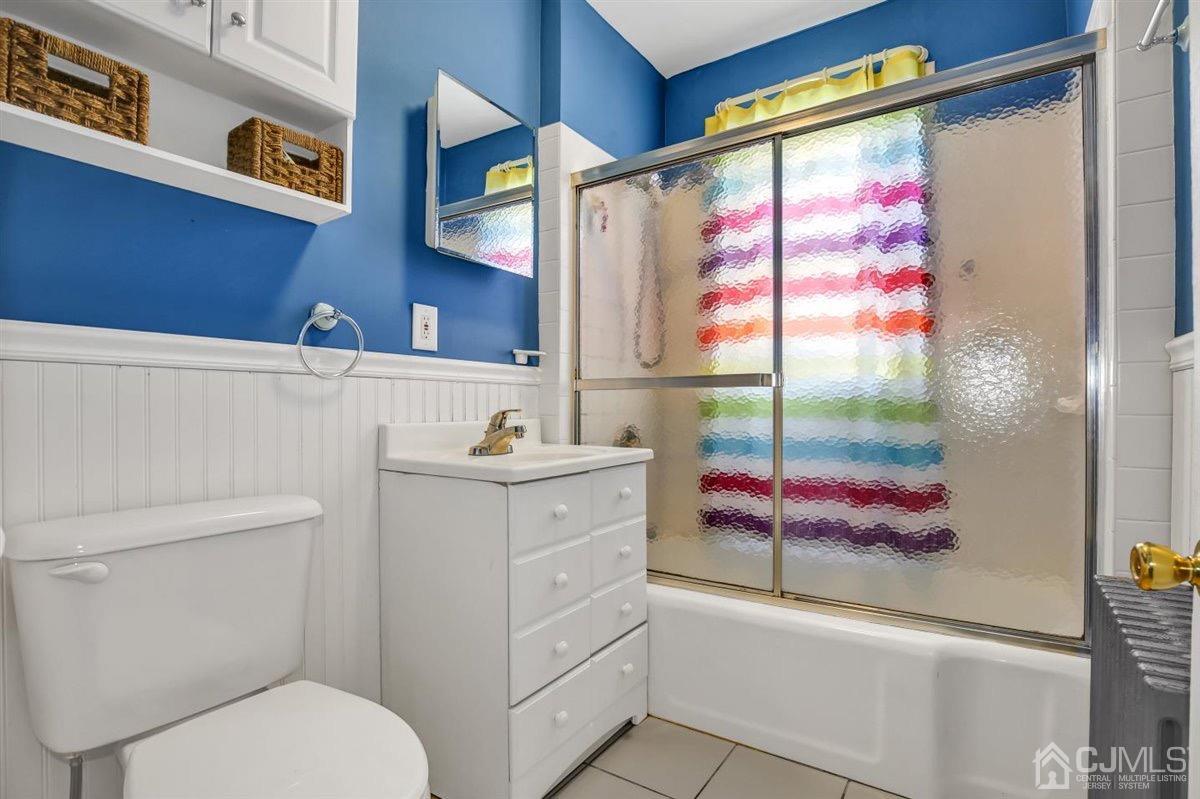 284 Old Post Road Edison, NJ 08817 - Photo 17 of 27 a bathroom with a sink mirror vanity and toilet