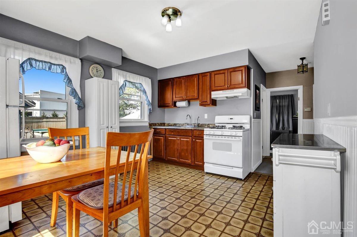 284 Old Post Road Edison, NJ 08817 - Photo 8 of 27 a kitchen with a stove a sink and a refrigerator