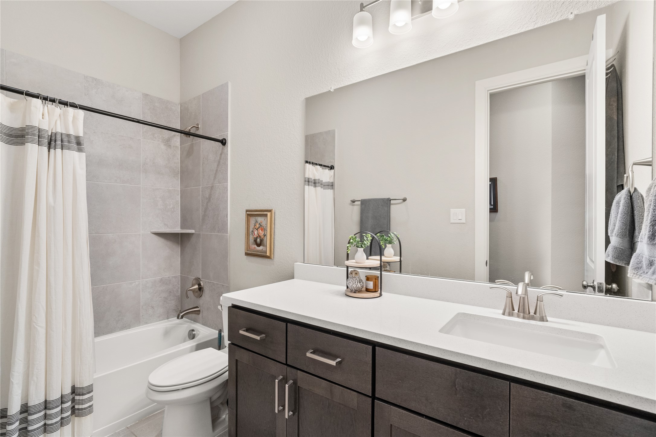 3118 Swift Way Katy, TX 77493 - Photo 32 of 34 Bathroom (Tub/Shower Combo) – A full bathroom featuring a tub/shower combination with tiled surround, complemented by a wide vanity and modern fixtures.