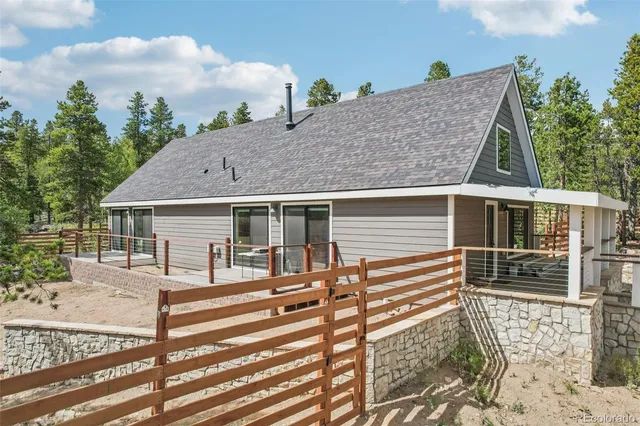 a view of a house with backyard and porch