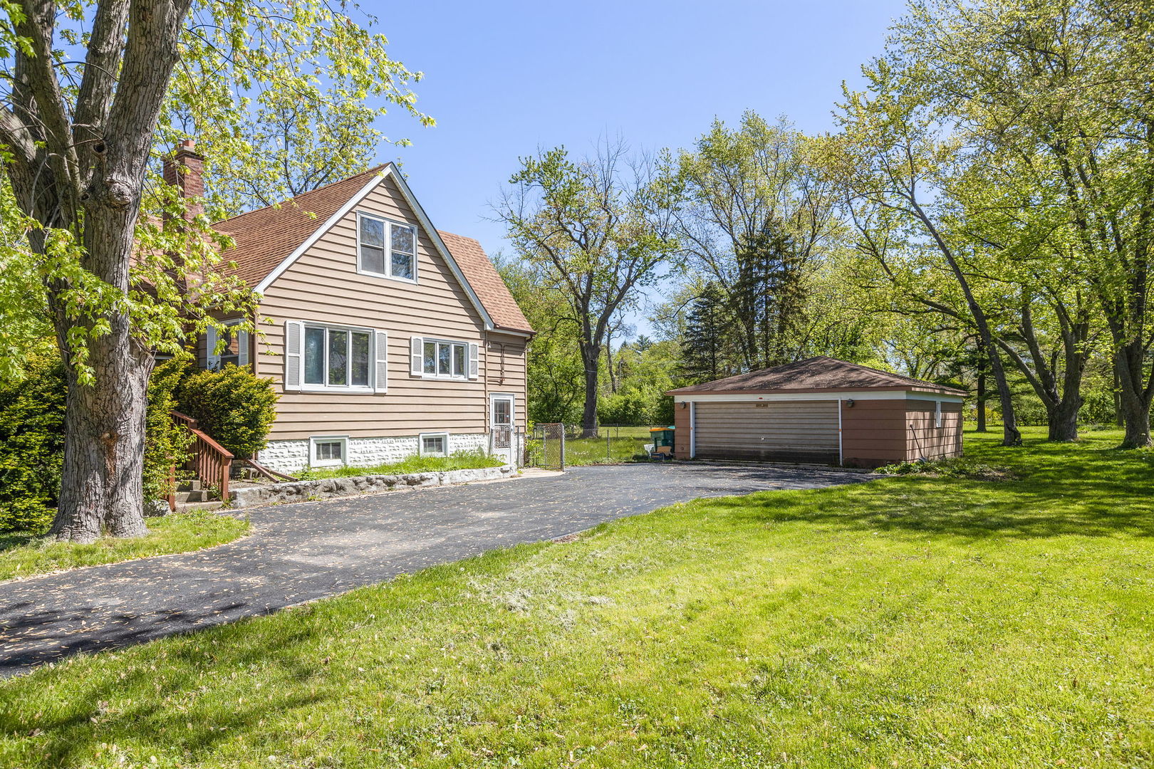 409 Blackhawk Drive Westmont, IL 60559 - Photo 3 of 20