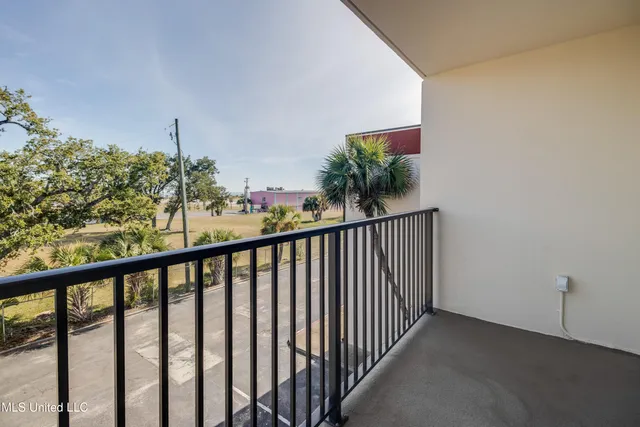 $2,400 | 2046 Beach Boulevard, Unit 326, Biloxi, MS 39531